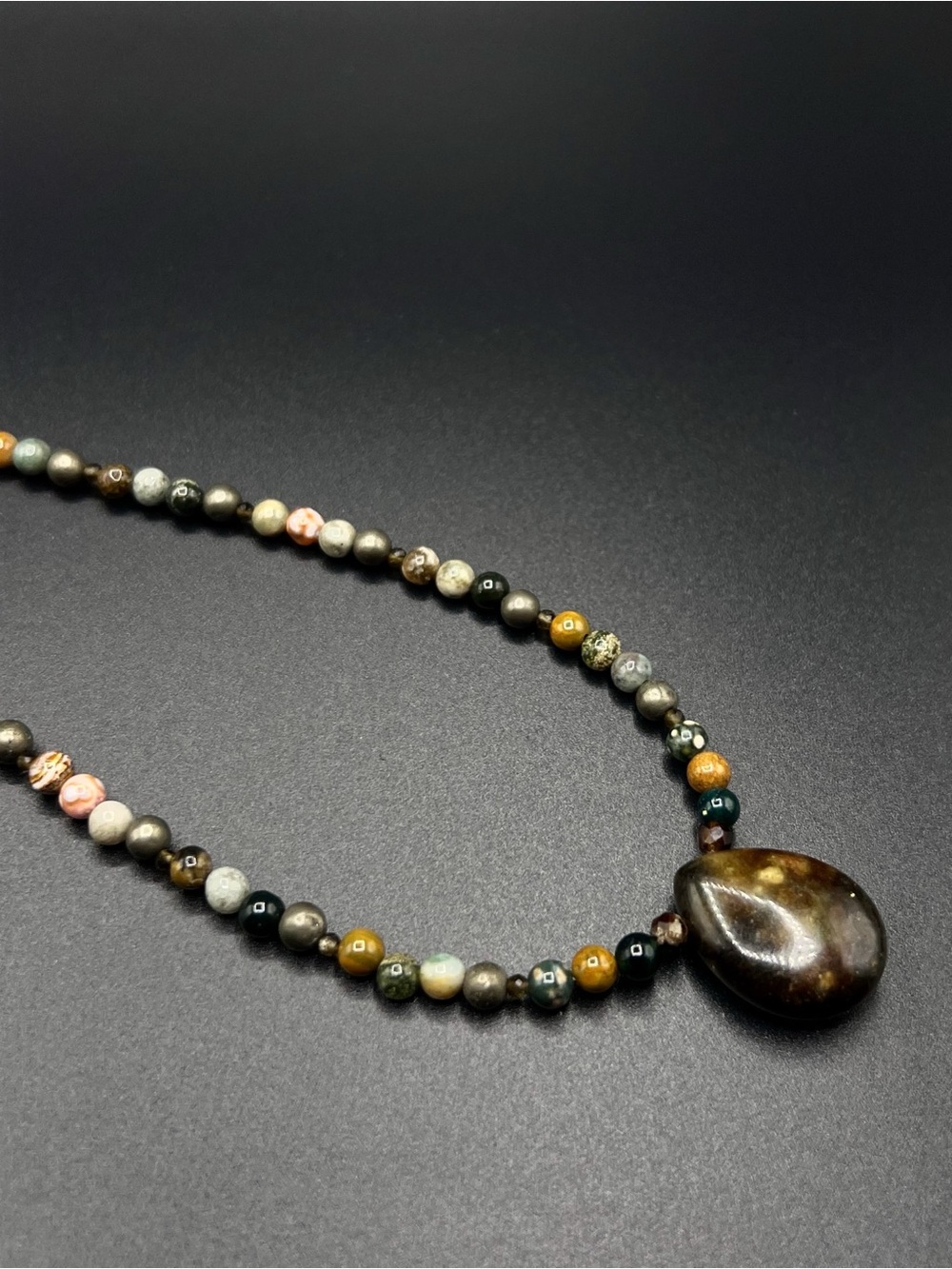 𝐑𝐈𝐕𝐄𝐑𝐁𝐄𝐃 | 𝖧𝖺𝗇𝖽𝗆𝖺𝖽𝖾 𝖦𝖾𝗆𝗌𝗍𝗈𝗇𝖾 Necklace